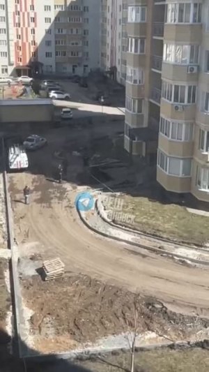 Сообщается о падении человека с многоэтажного здания на бульваре Ильюшина.