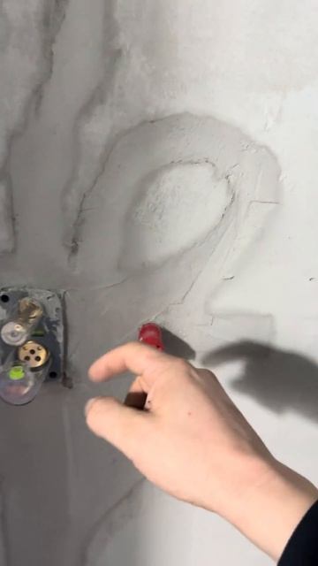 Как ПРАВИЛЬНО установить встроенный смеситель | Смеситель скрытого монтажа | ЖК Роттердам #shorts