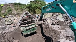 Строительство, экскаватор копает песок