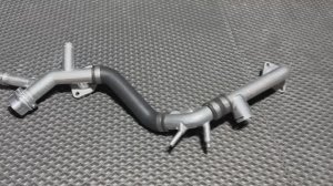 Патрубок охлаждения алюминиевый Audi A6 C6 A4 2.4 / 3.2 06E121045E