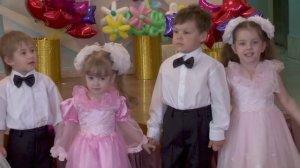 Малыши поздравляют выпускников