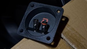 Терминал DL audio для подключения сабвуфера и саморезы для его крепления