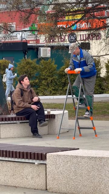 😁 Он аплодировал