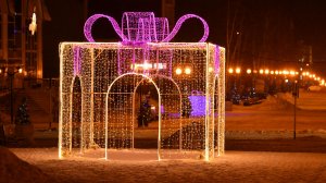 Новогодний световой подарок. Высота 4,5 метра.