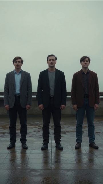 Три друга под дождем #друзья #встреча #эмоции