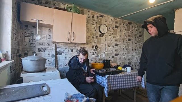 Мансур Сакпанов- УБОРКА В ХАТЕ СТАРИКОВ