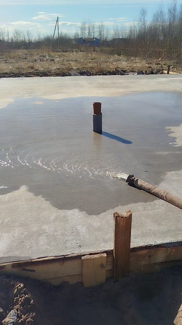 Поливаем бетон после заливки в течении недели минимум раз в день , когда получается дважды делаем😎