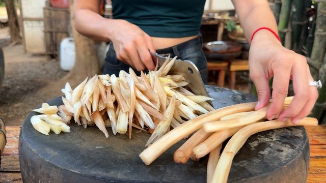 Девушка показывает потрясающий рецепт приготовления жареной рыбы во фритюре и рыбного супа