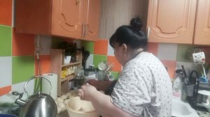 день в разгаре варю вкусный клюквенный морс,и жарю беляши.