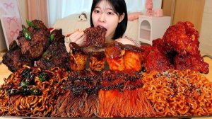 АСМР МУКБАНГ КОРЕЙЦЫ ЕДЯТ Половина острой лапши, половина лапши с чёрной пастой, эноки, курица