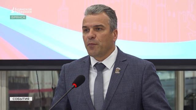 Первые паспорта получили победители конкурсов и волонтеры в Брянской области