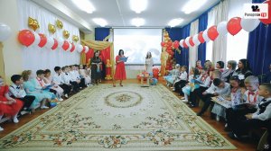 Награждение дипломали выпускников детского сада - вручает заведующая - а кто то помнит себя в саду?