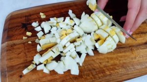 Я влюбилась в этот салат! Вкусный салат с селедкой и яйцами. Съедается сразу!