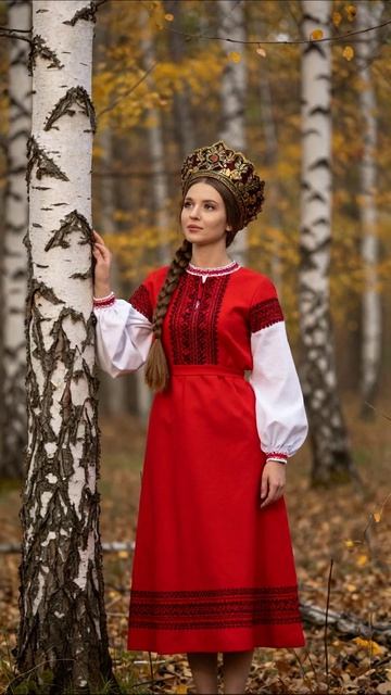 Красота русской культуры в осеннем лесу #русскаяодежда #природа #традиции