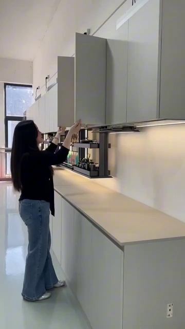 Гладкий фасад, оживающий от одного касания.