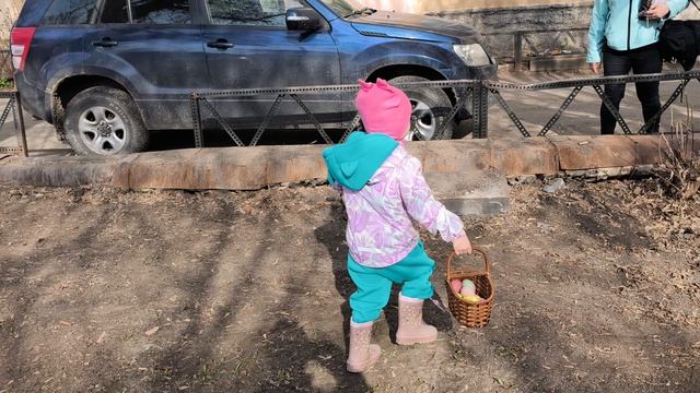Христос воскресе! Дети с яйцами. Девочки припевочки.