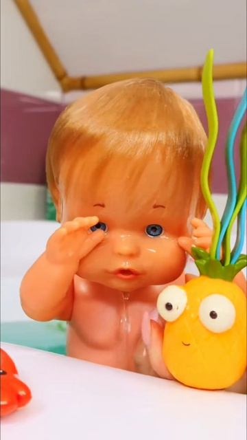 Кукла ныряет в воду  Достаём игрушки-сюрпризы! #длядетей #игрушкидлядевочек #куклы