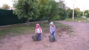 Девочки с вёдрами