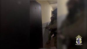 В Хабаровске аферист попытался скрыться от полиции, выпрыгнув из окна квартиры на третьем этаже