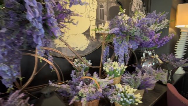 Фиолетовая глициния в сезонном оформлении ресторана