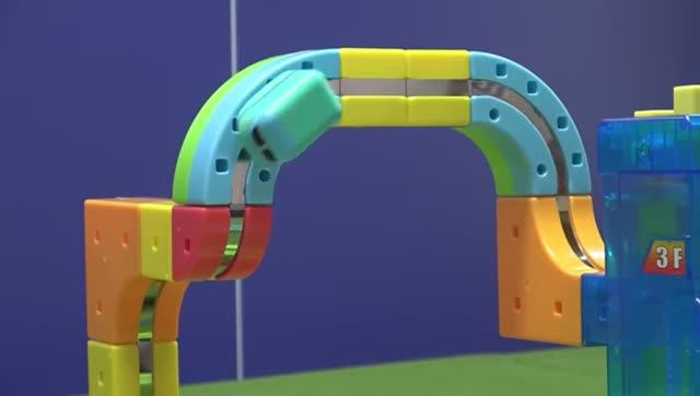 Для детей. Паровозик томас и его друзья. Игрушки для детей, магнитная железная дорога