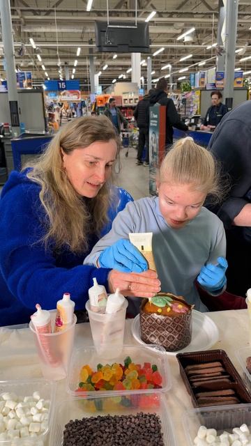 Вот так ярко и весело прошёл мастер-класс по украшению куличей в Гипер Ленте 