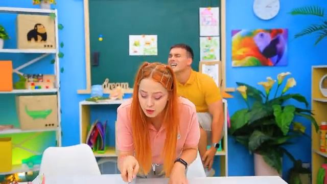 Богатая кошка Vs бедная собака Строим домики для животных [get.gt]