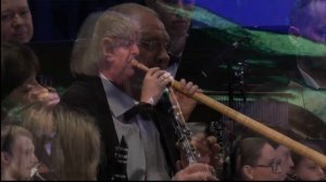 Аркадий Шилклопер и «Волга-Бэнд» исполняют концерт Даниэля Шнидера для альпийского горна и оркестра.