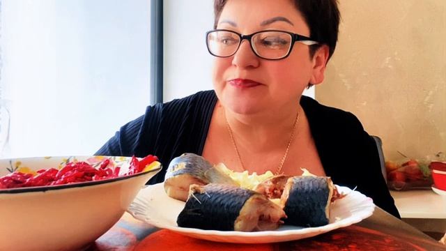 Она такая жирненькая🔥Как я😁/Мукбанг селедочка 💪