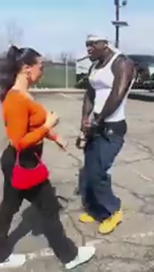 Когда вы случайно меняетесь наушниками с незнакомцем.