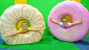 Крис изучает размеры в Доме Великана