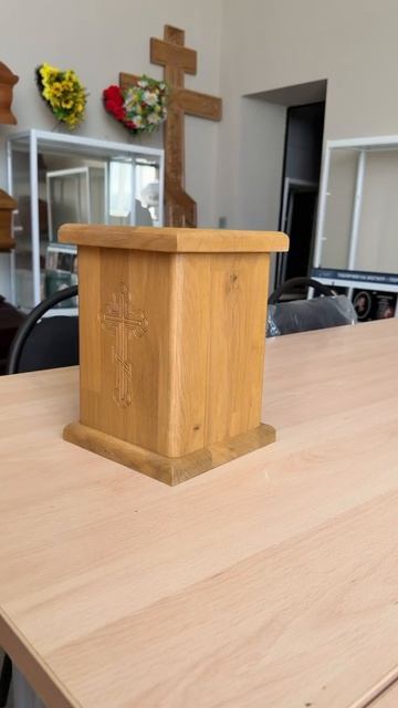 Урна для праха из дуба лакированная светлый Крест