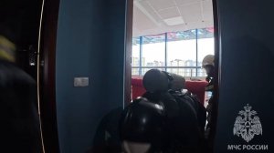 Пожарные учения. Сотрудники МЧС России ликвидировали условный пожар на спортивном объекте.