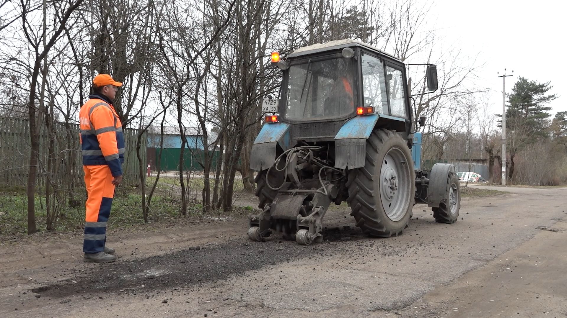 В Пушкино устраняют ямы на дорогах: ремонт идёт на улице Менделеевской в Клязьме
