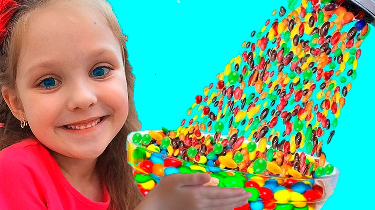 Лиза с папой и их забавная история с конфетами - Конфетный душ -  Видео для малышей - Сборник