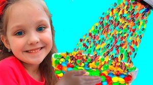 Лиза с папой и их забавная история с конфетами - Конфетный душ -  Видео для малышей - Сборник