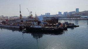 СУХОЙ ДОК ВО ВЛАДИВОСТОКЕ, ЗАХОДИТ БАРЖА В РЕМОНТ