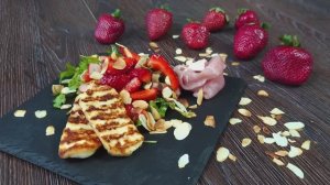 Салат Из Простых Продуктов с клубникой и сыром гриль - нежность и хруст в каждой вилке 😍