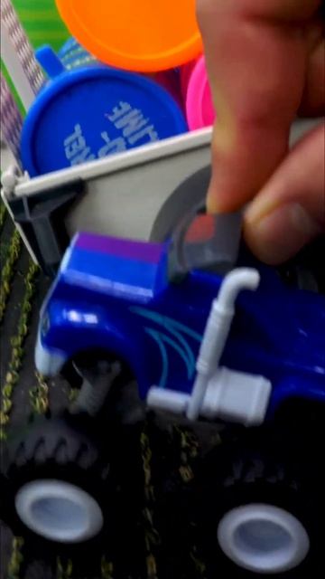 Молния Маквин попал в ловушку! Шторм атакует #машинки #игрушки #молния_маквин