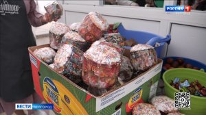 Сестры милосердия раздают пасхальные куличи бездомным