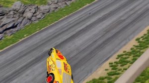 Гигантский грузовик против машинок Молния Маккуин и полицейская машина, а также лавовая яма