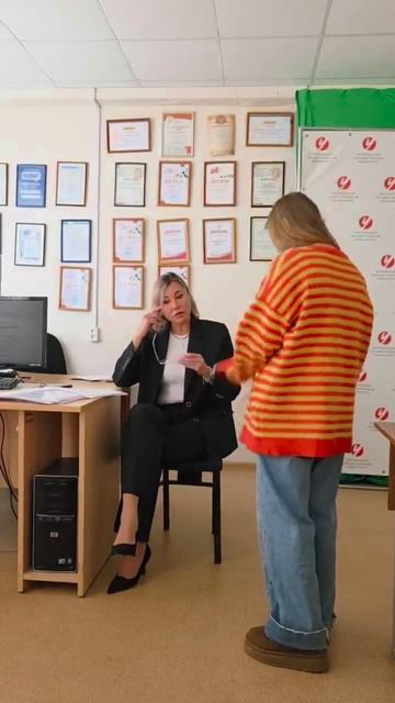 Опаздывать  это искусство: едут мигают она в угаре упала..