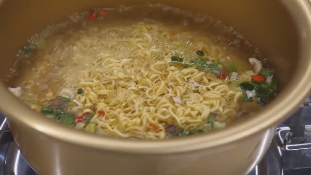 07 • Процесс приготовления лапши на корейской фабрике • Корейская уличная еда • АСМР