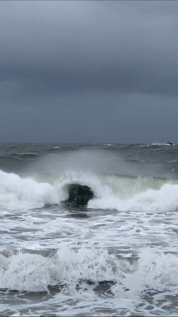 Морские волны под серым небом #природа #море #водныеприключения