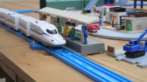 Для детей.  Паровозик Томас и его друзья! Играем паровозиками.