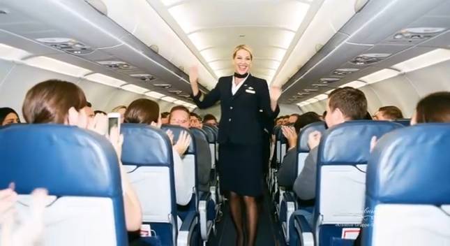 Весёлая стюардесса.