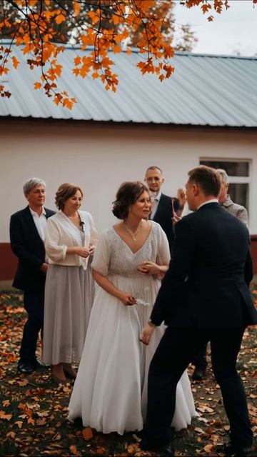 Свадебный момент на фоне осени #свадьба #осень #любовь