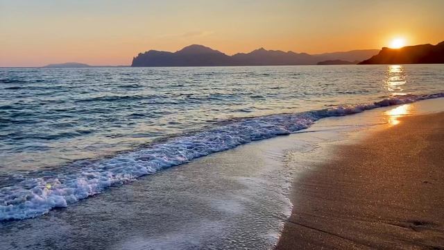 Закат в Орджоникидзе (Феодосия, Крым) — солнце уходит за Карадаг. Вид на древний вулкан