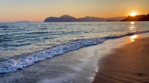 Закат в Орджоникидзе (Феодосия, Крым) — солнце уходит за Карадаг. Вид на древний вулкан