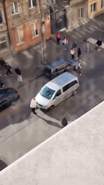 🔴Женщины в Одессе заблокировали движение буса ТЦК, пытаясь освободить мужчину.🔴